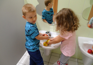 02 Dzieci myją owoce i warzywa na sok